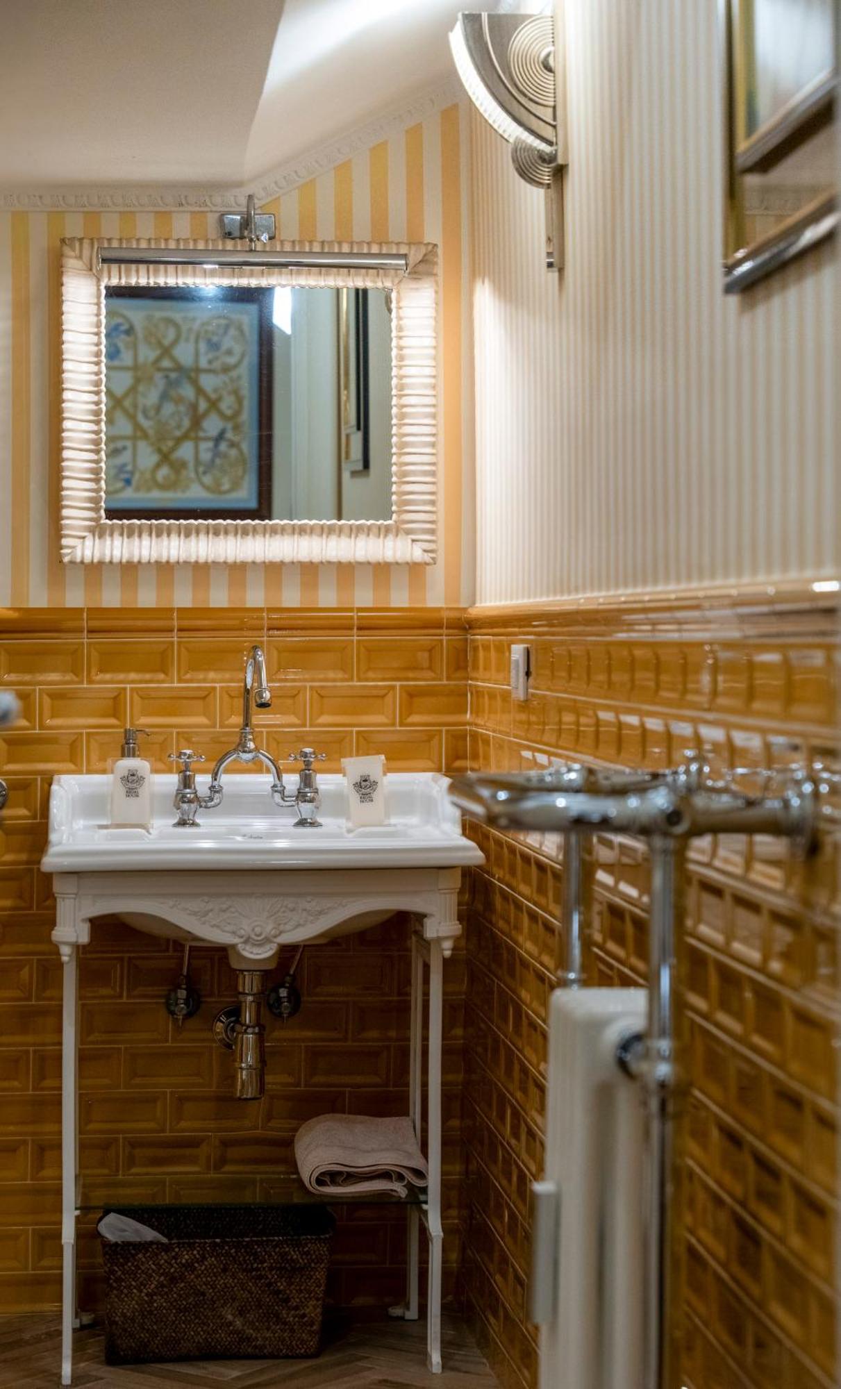 Regal House Roma Capucci 6 Hotel Bagian luar foto